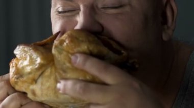 Kötü huylu adam kızarmış tavuk, gıda bağımlılığı hastalıklar için önde gelen içine ısırma