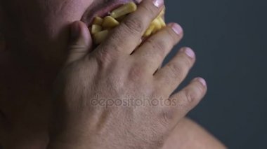 Fast food bağımlısı yeme patates kızartması, sağlıksız gıda direnmeye yetersizlik