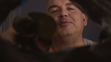 Kilolu adam tuzlu patates cipsi, çiğneme abur cubur, paketi görünümünden overeating