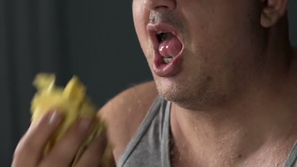 Hombre comiendo patatas fritas con apetito, problema psicológico, adicción a la comida poco saludable — Vídeos de Stock