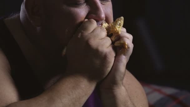 Pria gemuk mengunyah makanan berminyak dengan mayo dan saus tomat, membuat babi dari dirinya sendiri — Stok Video