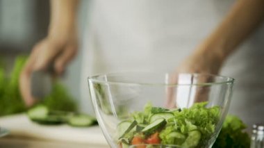 Kesim salatalık salatası, mutfak, eller close-up hazırlama kadın