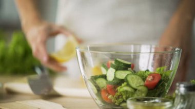 Limon kesme ve salata taze acı suyu ile baharat eller