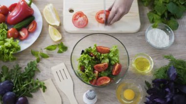 Domates kesme ve taze salata bir kase içine ekleyerek kadın şefi Üstten Görünüm