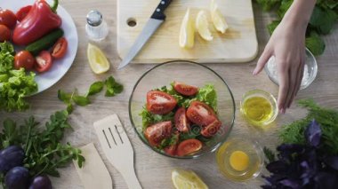 Taze salata, geleneksel tarifi ile kase içine zeytinyağı ekleyerek kız Close-Up