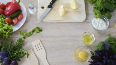 Kadın el cam kase lezzetli taze salata ile masaya koyarak Üstten Görünüm