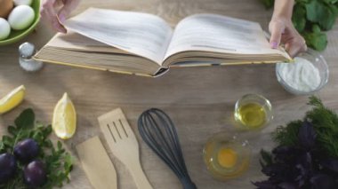 Tarifi seçme ve saygısız kız kadının elleri, pişirme kitap sayfaları