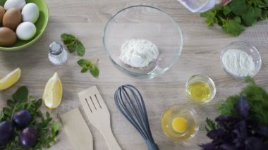 Cam kaseye un ekleyerek Cook kek, yapmak için hazırlanıyor fırın