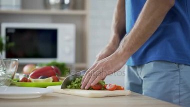 Adam kesme domates ve taze sebze salatası, sağlıklı hazırlanıyor marul yiyor