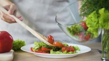 Bayan, taze salata aksine koyarak olacak yemek, sağlıklı yeme