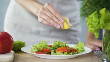 Limon suyu, vitamin gıda zengin sebze salatası yağmurlama ev kadını