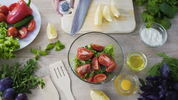 Vista superior das mãos do chef adicionando sal na tigela com salada fresca, show de culinária — Vídeo de Stock