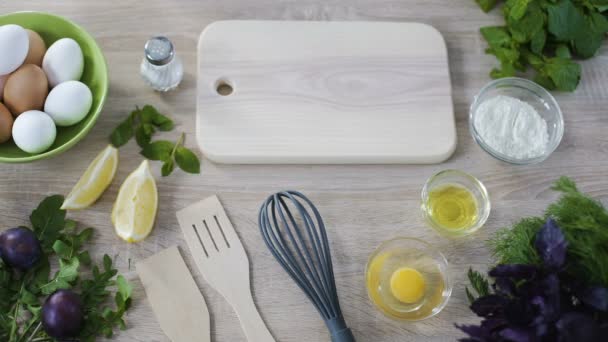 Vrouwelijke baker's hand gooien van meel op houten bord op de keuken, koken — Stockvideo