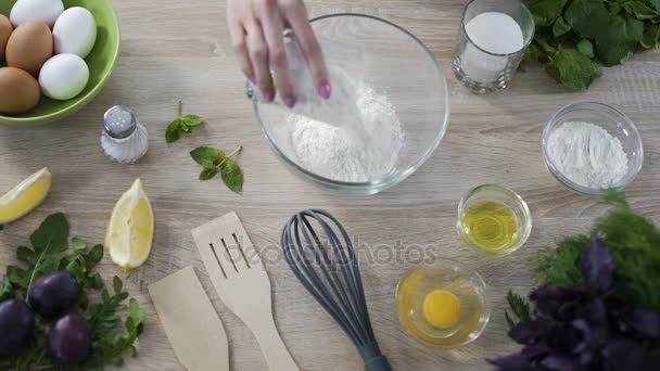Процесс приготовления блинов, девушка наливает муку, добавляет сахар и соль в миску — стоковое видео
