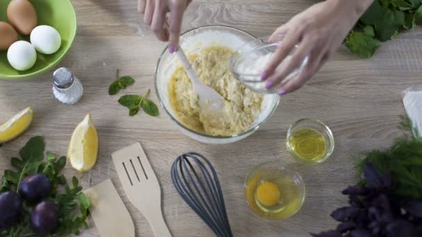Пекарь женщина замесить тесто, добавив муки в миску, технологии приготовления пищи — стоковое видео