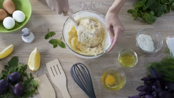 Casalinga che mescola la pasta in boccia con cucchiaio di legno, ricetta di frittelle, a panetteria — Video Stock