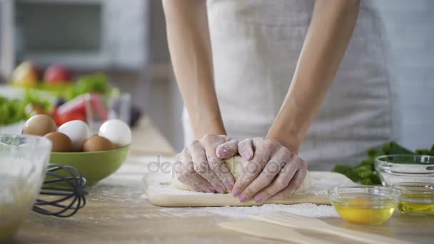 Mãe carinhosa amassar a massa na cozinha, mulher fazendo bolos, vista superior — Vídeo de Stock