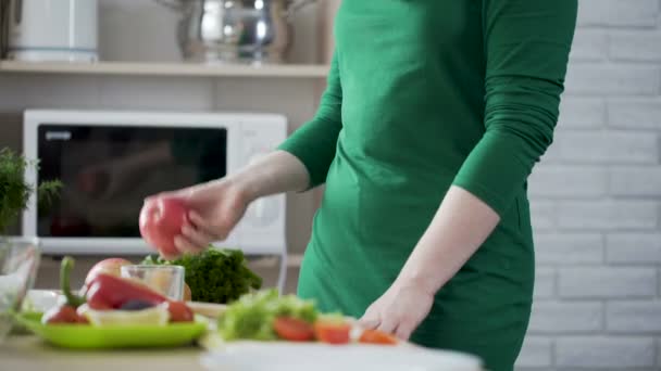 Lady in goed humeur nemen apple uit tabel, beslissen dat snelle gezonde snack — Stockvideo