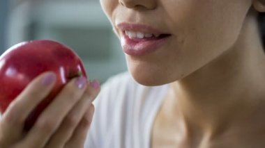 İştahı büyük sulu elma, iş yerinde sağlıklı snack ısırma ile aç kız