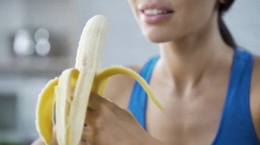 Spor kadın tatlı muz, aktif egzersiz yaptıktan sonra Aç yemek zevk ile