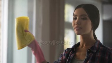 Toz ve lekeleri, house-proud kadın onun dairesinden cam kapı silerek karısı