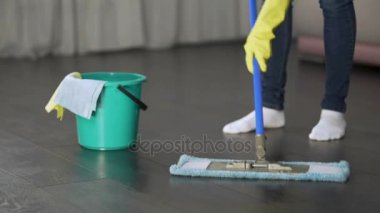 Hizmetçi rutin ve günlük işleri ve işini bırakmaya karar yorgun