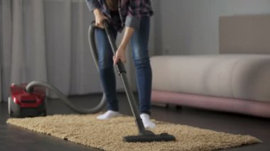 Sipariş için anti önleme evine getirerek dikkatle yatak mat, vakumlama Bayan