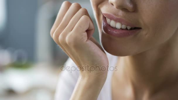 Señora con gran interés y curiosidad examinando su nueva manicura, higiene de uñas — Vídeos de Stock
