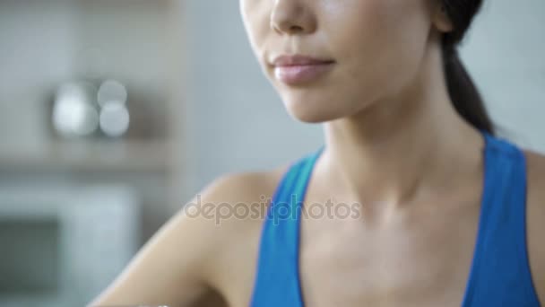 Chica deportiva bebiendo agua cristalina, restaurando el equilibrio hídrico después del entrenamiento — Vídeo de stock