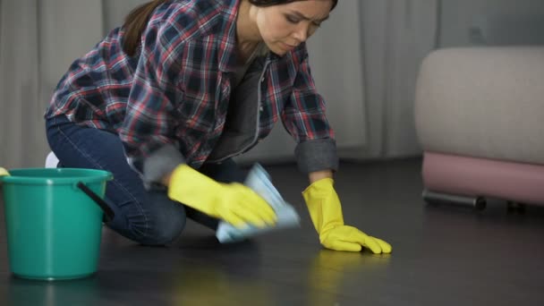 Kvinna upprörd med dåligt polerade golv och fläckar på träparkett, rengöring — Stockvideo