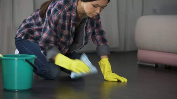 Vrouw boos op slecht gepolijste vloer en vlekken op houten parket, schoonmaken — Stockvideo