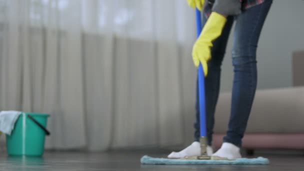 Meid zorgvuldig wassen verdieping van hotelkamer voor aankomst van de gasten, schoonmaken — Stockvideo