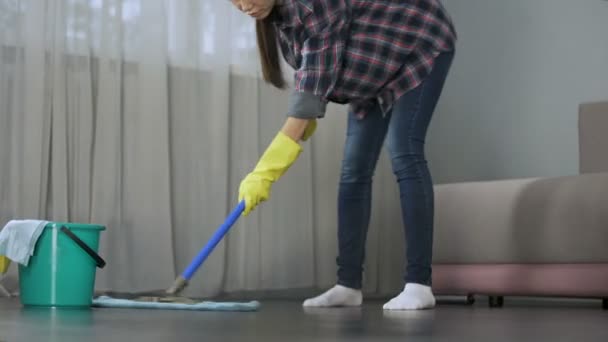Έμμονη με καθαριότητα κοπέλα πλένοντας προσεκτικά όροφο του σπιτιού της — Αρχείο Βίντεο
