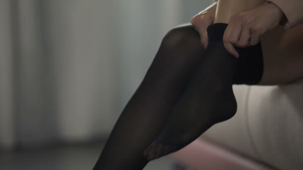 Bayan acele işe yarayacak ve yanlışlıkla külotlu çorap, günün kötü başlangıç yırtılma — Stok video