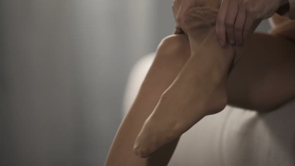 Schlanke Frau, die leise Nylonstrumpfhosen an ihre schlanken Beine kleidet, Tagesbeginn — Stockvideo