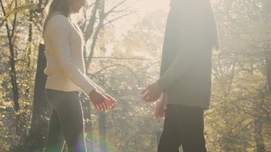Erkek ve kız arkadaşı uzun aradan sonra karşılamak ve nazikçe birbirinize dokunmak