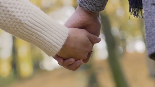 Jongen en meisje loslaten langzaam van elkaar handen, symbool van uiteenvallen en echtscheiding — Stockvideo