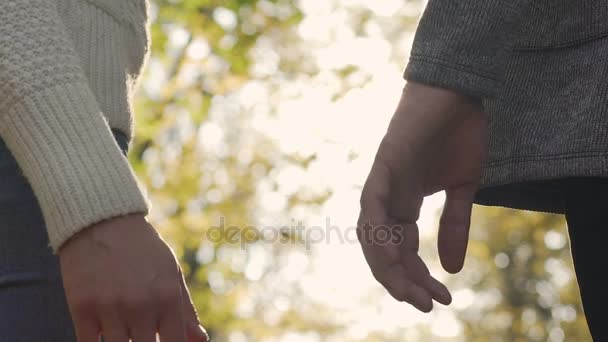 Romantisches Paar ergreift nach einem kleinen Streit langsam die Hände, Symbol des Wiedersehens — Stockvideo