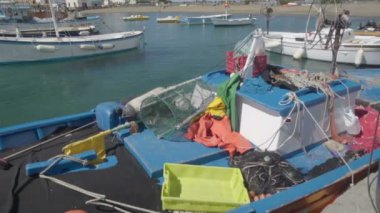 Tatil beldesi, su üzerinde yüzen ahşap tekne rıhtımda yalan balık tutmak için ekipmanlar