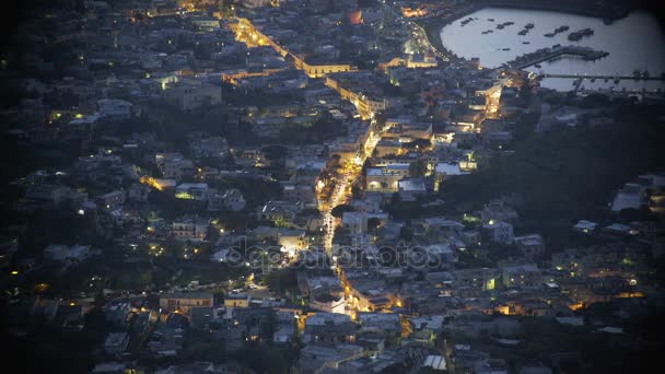 Hermosa vista de la noche de la isla de Ischia en Italia, paisaje urbano nocturno, lapso de tiempo — Vídeos de Stock