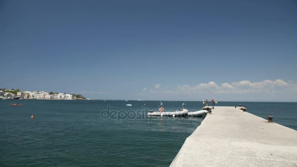 Łodzie, zaparkowane w pobliżu molo, piękny widok na Morze Śródziemne, Ischia, Włochy — Wideo stockowe