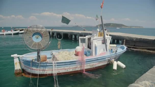Velho navio de pesca com redes de deriva estacionado perto do cais e flutuando em ondas, hobby — Vídeo de Stock