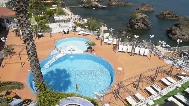 Panorama av fantastiska aragoniska slottet står på steniga vulkaniska islet, turism — Stockvideo