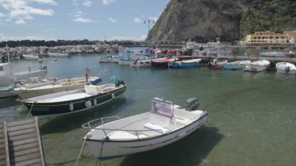 Uitzicht op de haven Sant Angelo in de buurt van Ischia dorp, boten, drijvend op water, Italië — Stockvideo