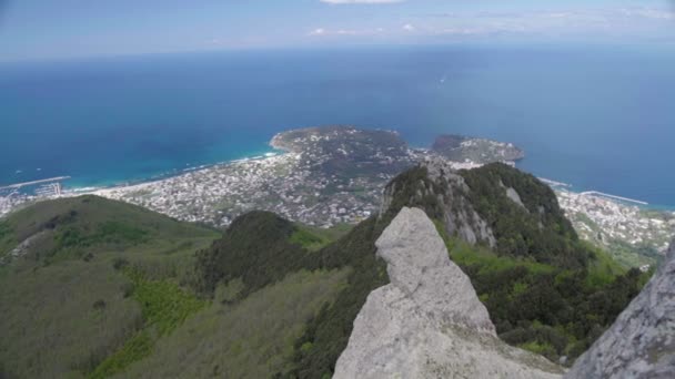 Panorama města Ischia od nejvyššího bodu ostrova Monte Epomeo — Stock video