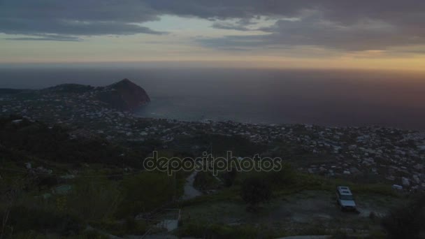 Panoramisch uitzicht op Ischia stad in de avond, prachtige zonsondergang, landschap — Stockvideo