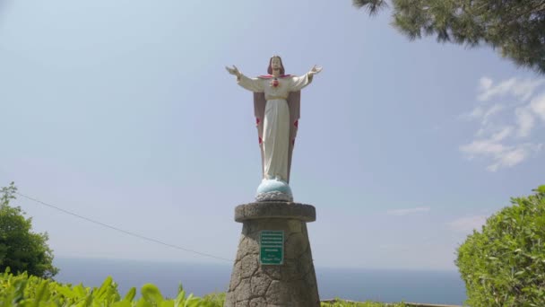 ISCHIA, ITALIA - CIRCA MARZO 2016: Turismo en la ciudad. Hermosa estatua de Jesús en la ciudad de Ischia, monumento italiano, religión y fe — Vídeo de stock