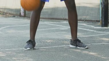 Basketbol, aktif yaşam tarzı ile top, hile yapma sportif siyah adam