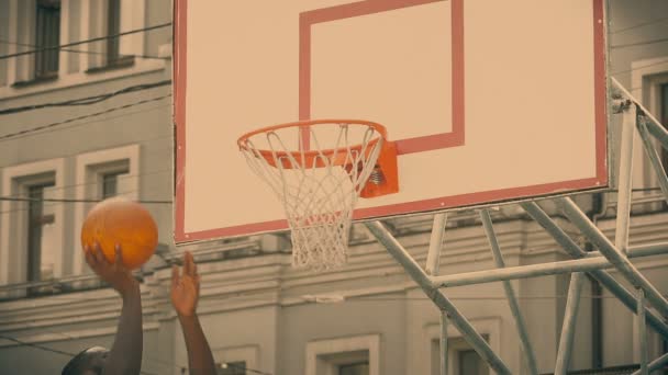 Jogador do time de basquete jogando bola na cesta, ganhando objetivo, sucesso — Vídeo de Stock