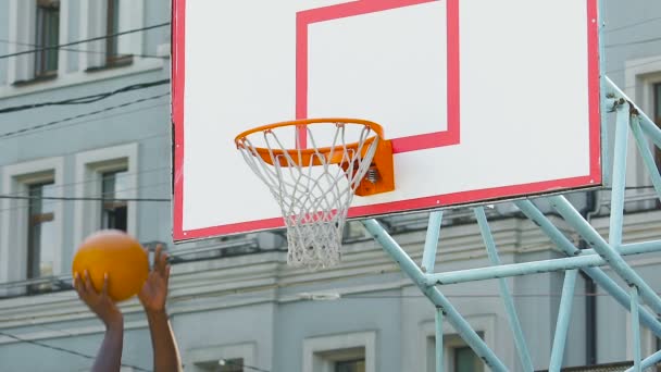 Мбаппе играет в баскетбол, тренируется перед соревнованиями, хорошо стреляет в замедленной съемке — стоковое видео